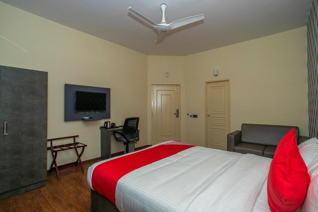 Collection O Premium Eden Au Lac Near Sri Someshwara Swami Temple Bangalore Exterior foto